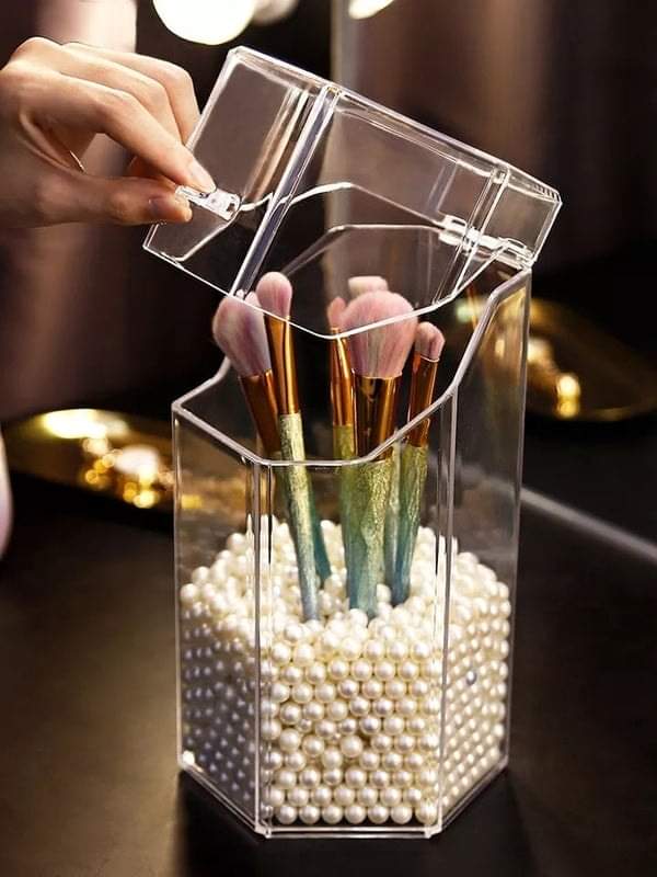 Pearl brush holder with pearls